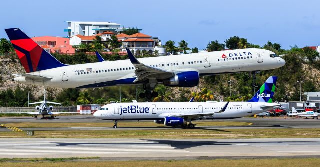 Boeing 757-200 (N540US) - Delta Air Lines Boeing 757-200 N540US landing while JetBlue Airbus A321 N982JB taxi to the hold short line for take off! 16/02/2019