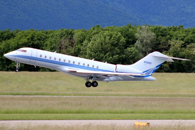 Bombardier Global Express (N590E) - Airborne off rwy 23 on 19-May-15.