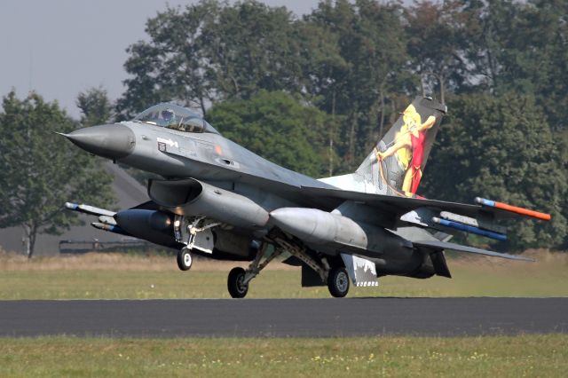 Lockheed F-16 Fighting Falcon (J002)