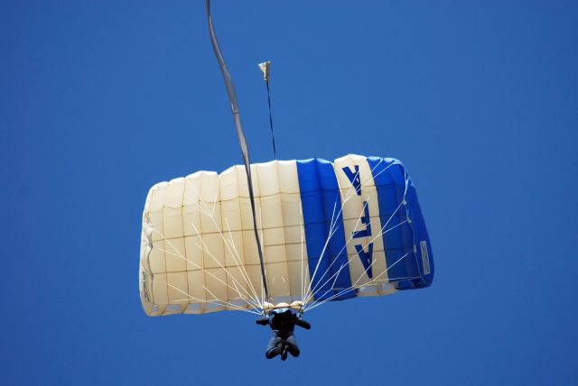 — — - USAFA Parachute Team jumping for Family Weekend 2009