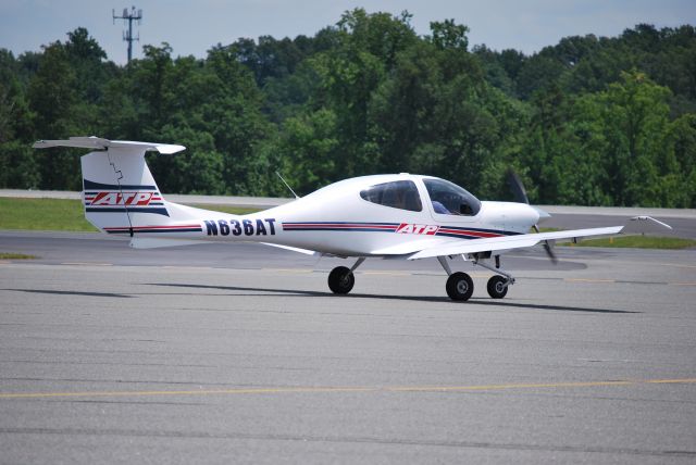 Diamond Star (N636AT) - Taxiing out to runway 20 - 7/22/09