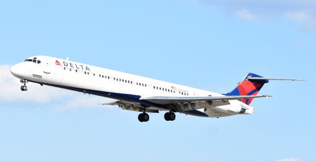 McDonnell Douglas MD-88 (N944DL)