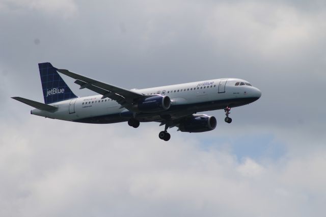 Airbus A320 (N552JB)