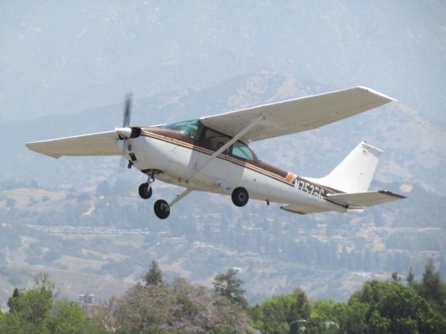 Cessna Skyhawk (N7526G) - Taking off RWY 26L