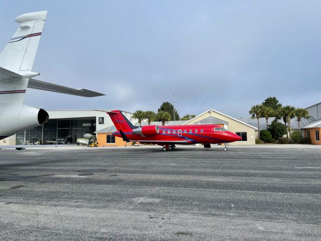 Canadair Challenger (N330LD)