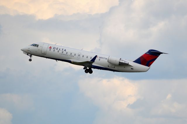 Canadair Regional Jet CRJ-200 (N8971A)