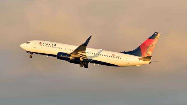 Boeing 737-800 (N3752) - Taking off to JFK after dropping off the Buffalo Sabers hockey team.