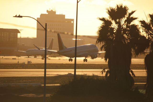 EMBRAER 175 (long wing) (N282SY)