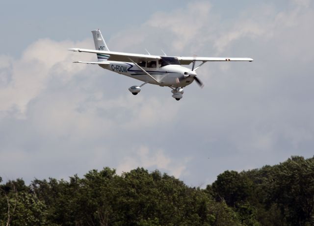 Cessna Skylane (C-FDOW) - Landing on RW26 at KDXR. RELIANT AIR has the lowest fuel price on the Danbury (KDXR)airport.