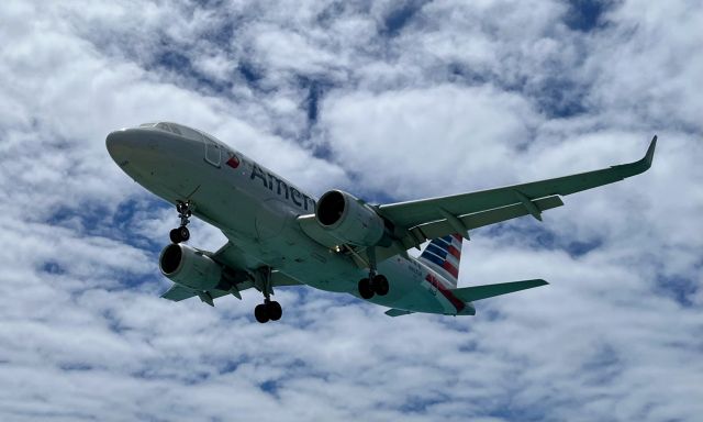 Airbus A319 (N8031M) - An American Airlines 2015 Airbus A319-115, N8031M, on final over Maho Beach @ TNCM. 3/21/22. 