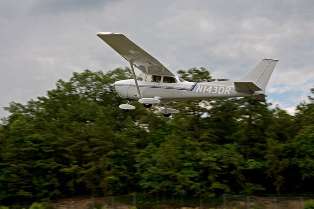 Cessna Skyhawk (N143DR)