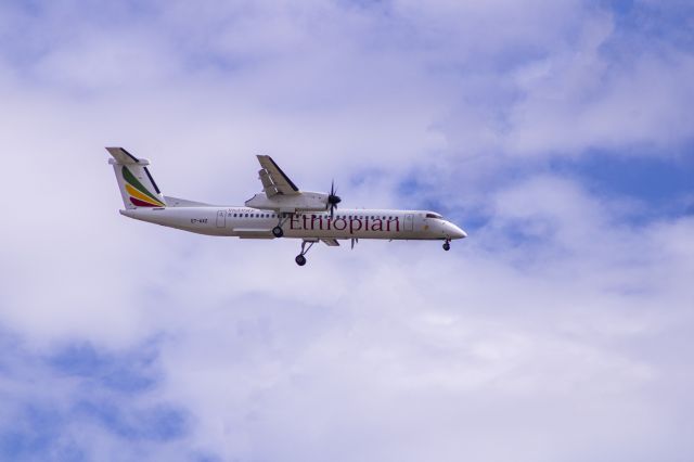 de Havilland Dash 8-400 (ET-AXZ) - ET-AXZ on final for RWY25L at Addis Ababa Bole International Airport on 9 January 2022