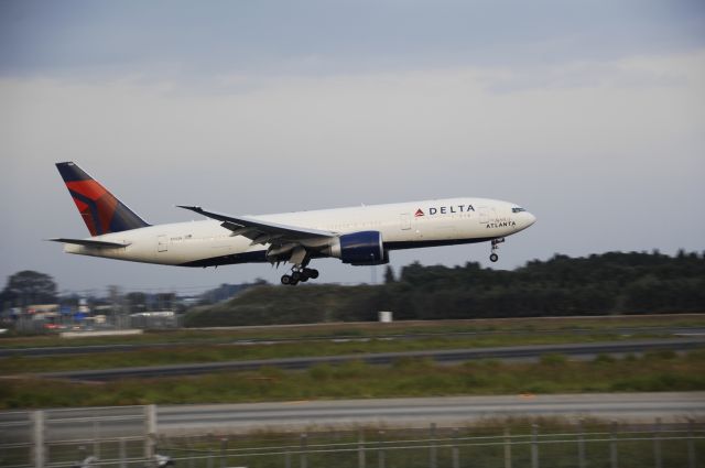 Boeing 777-200 (N702DN) - Landing at NRT Airport Runway 16L on 2011/10/9 Spirit of ATLANTA