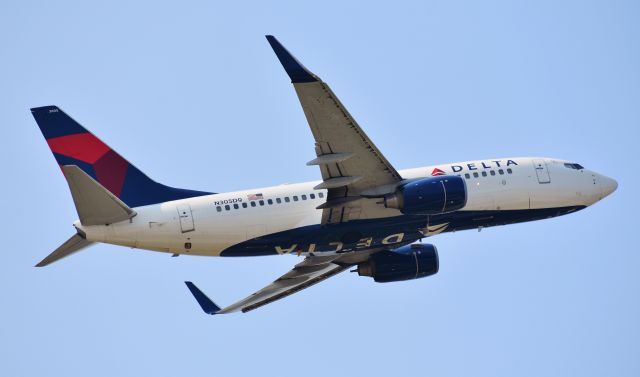 Boeing 737-700 (N305DQ) - A Delta 737-700 headed off for parts unknown... took this on 8/13/18.  My first time spotting the south parking deck of ATL.