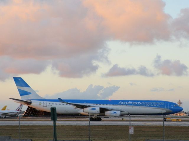 Airbus A340-300 (LV-CSD)