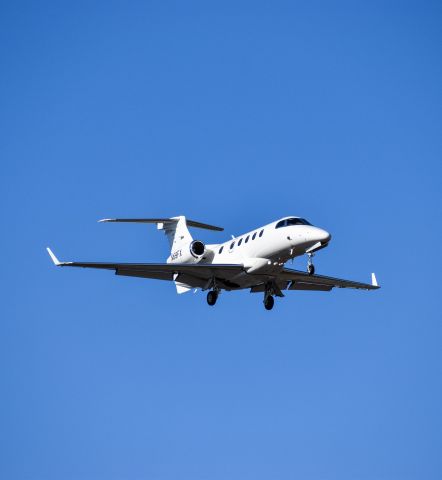 Embraer Phenom 300 (N69FX)