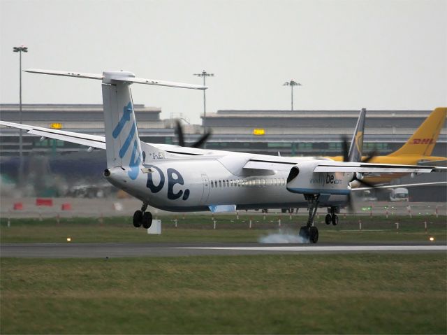 — — - FlyBe DHC-8.400 arriving at Dublin, Ireland with a very strong crosswind