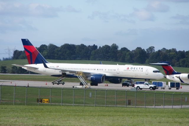 Boeing 757-200 (N659DL) - waiting for the Vols