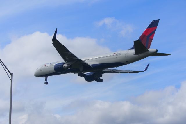 Boeing 757-200 (N659DL) - Coming to pick up the football team