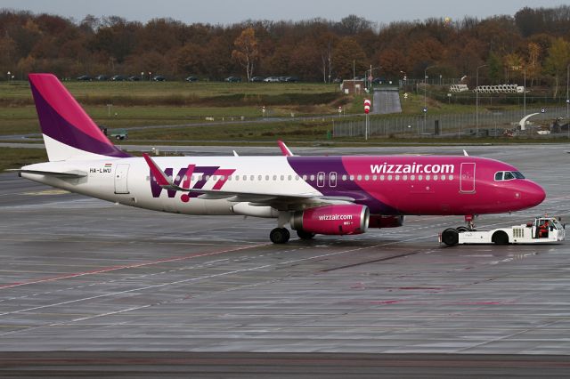 Airbus A320 (HA-LWU)
