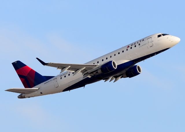 Embraer 170/175 (N610CZ)