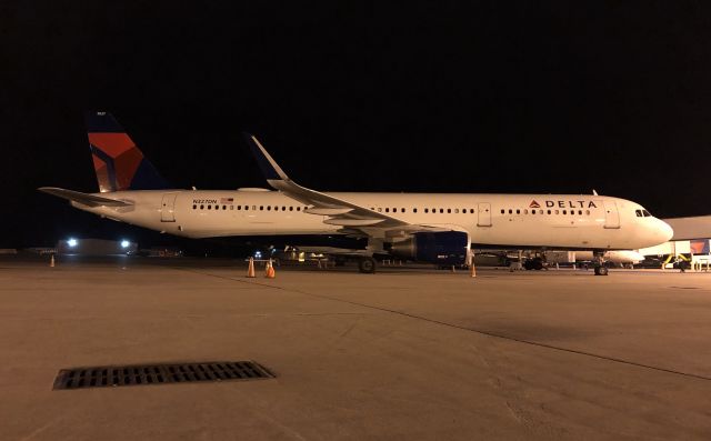 Airbus A321 (N327DN)