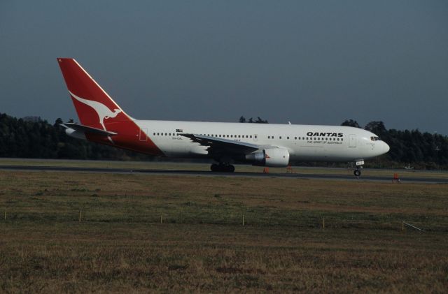 BOEING 767-200 (VH-EAL) - Departure at Narita Intl Airport Rwy16 on 1992/11/23