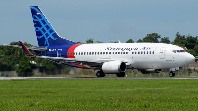 Boeing 737-500 (PK-CLE)