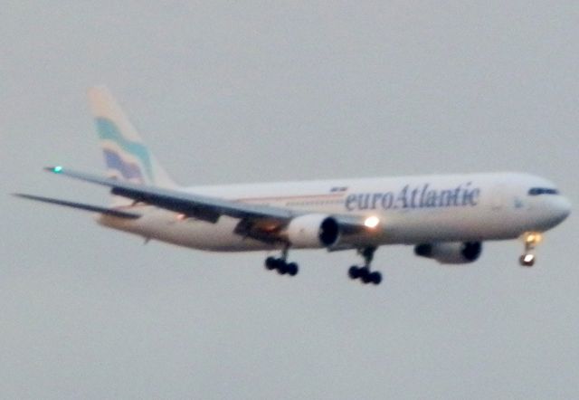 BOEING 767-300 (CS-TFT)