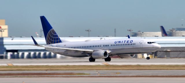 Boeing 737-800 (N73283)