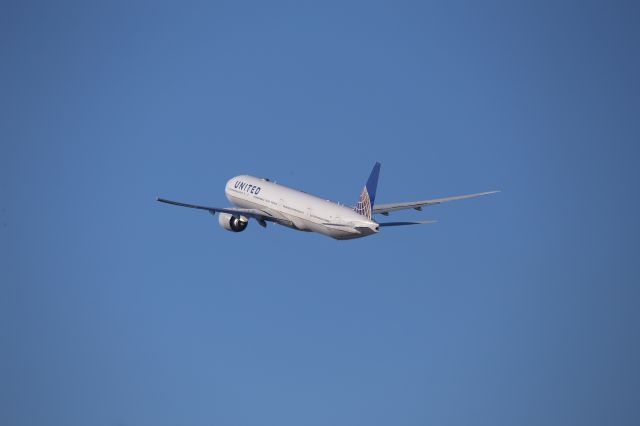 BOEING 777-300ER (N2333U)