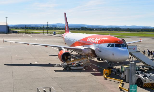 Airbus A320 (G-EZTX) - EasyJet Airbus A320-214 G-EZTX in Glasgow 