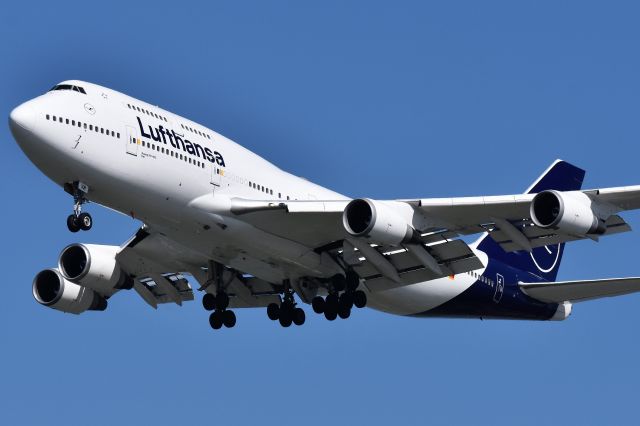 Boeing 747-400 (D-ABVM) - Lufthansa Boeing 747-430 arriving at YVR 0n Sept 4.