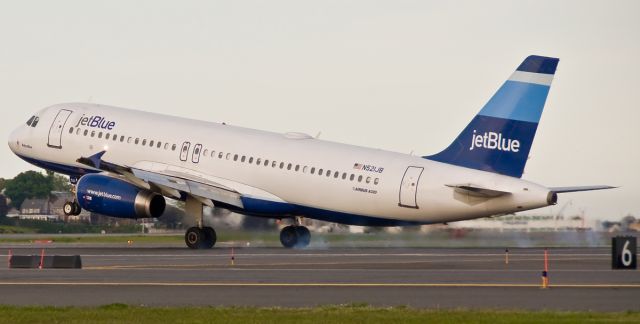 Airbus A320 (N521JB) - Touchdown main gear smoke show !