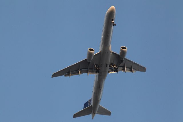 Boeing 757-200 (N536UA)