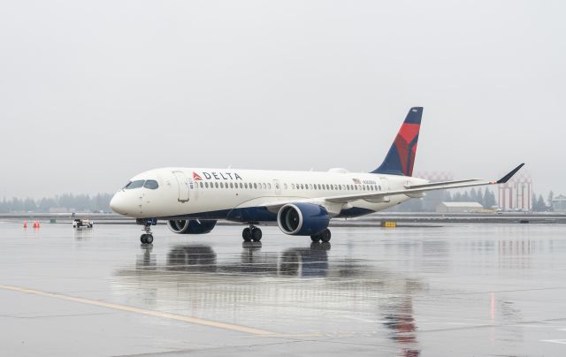 Airbus A220-300 (N303DU) - Delta arrival in the rainy day