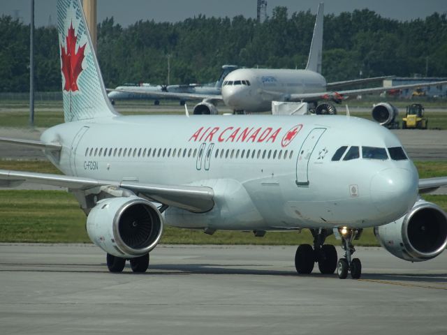 Airbus A320 (C-FDSN) - Taxiing to gate at CYUL