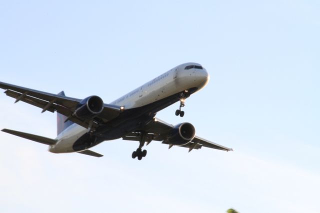 Boeing 757-200 (N672DL) - Delta 2949 short final runway 34L arriving from Detroit (DTW)