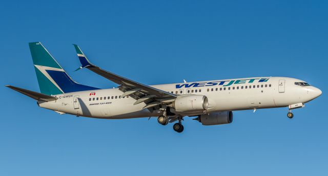 Boeing 737-800 (C-GWUX) - WestJet 518 arrives from Winnipeg