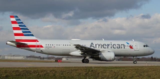 Airbus A320 (N109UW) - American A320 at BUF