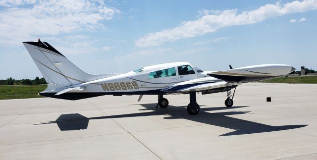 Cessna 310 (N98869)