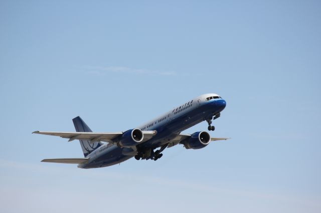 Boeing 757-200 (N567UA)