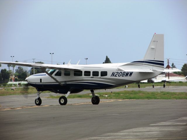 Cessna Caravan (N208MW) - taxiing to RWY 26R