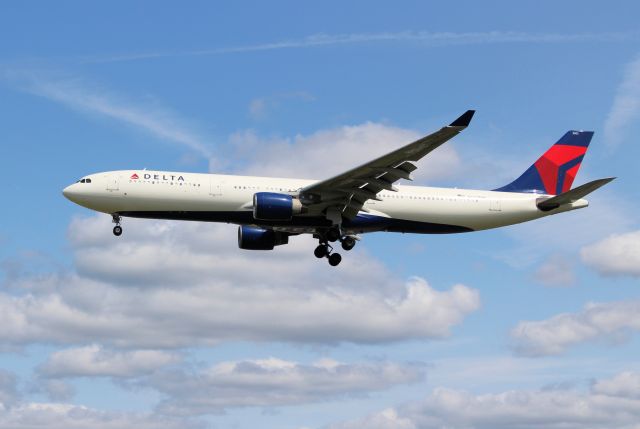 Airbus A330-300 (N803NW)