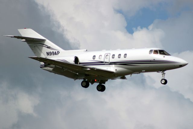 Hawker 800 (N99AP) - On final approach for rwy 7 on 2-Nov-16 arriving from KAPF.