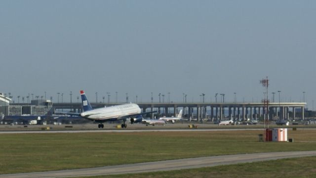 Airbus A320 — - U.S. Airways A320 landing at KDFW.