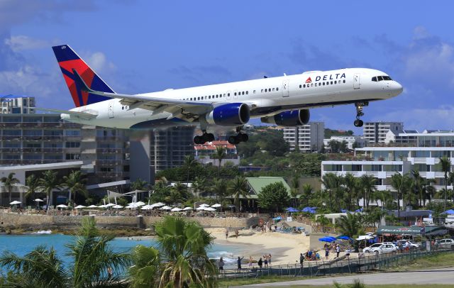 Boeing 757-200 (N6712B)