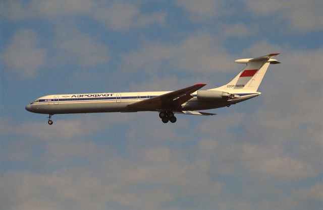 Ilyushin Il-62 (CCCP86516) - Final Approach to Narita Intl Airport Rwy34 on 1988/12/10