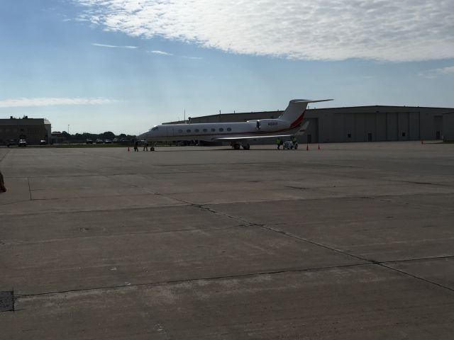 Gulfstream Aerospace Gulfstream V (N581D) - DuPont/Pioneer G550 at Elliott Aviation.