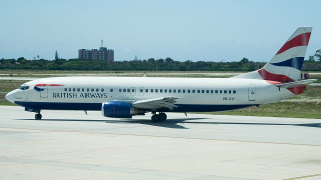 BOEING 737-400 (ZS-OTF) - Taxiing out to RWY 26 for departure